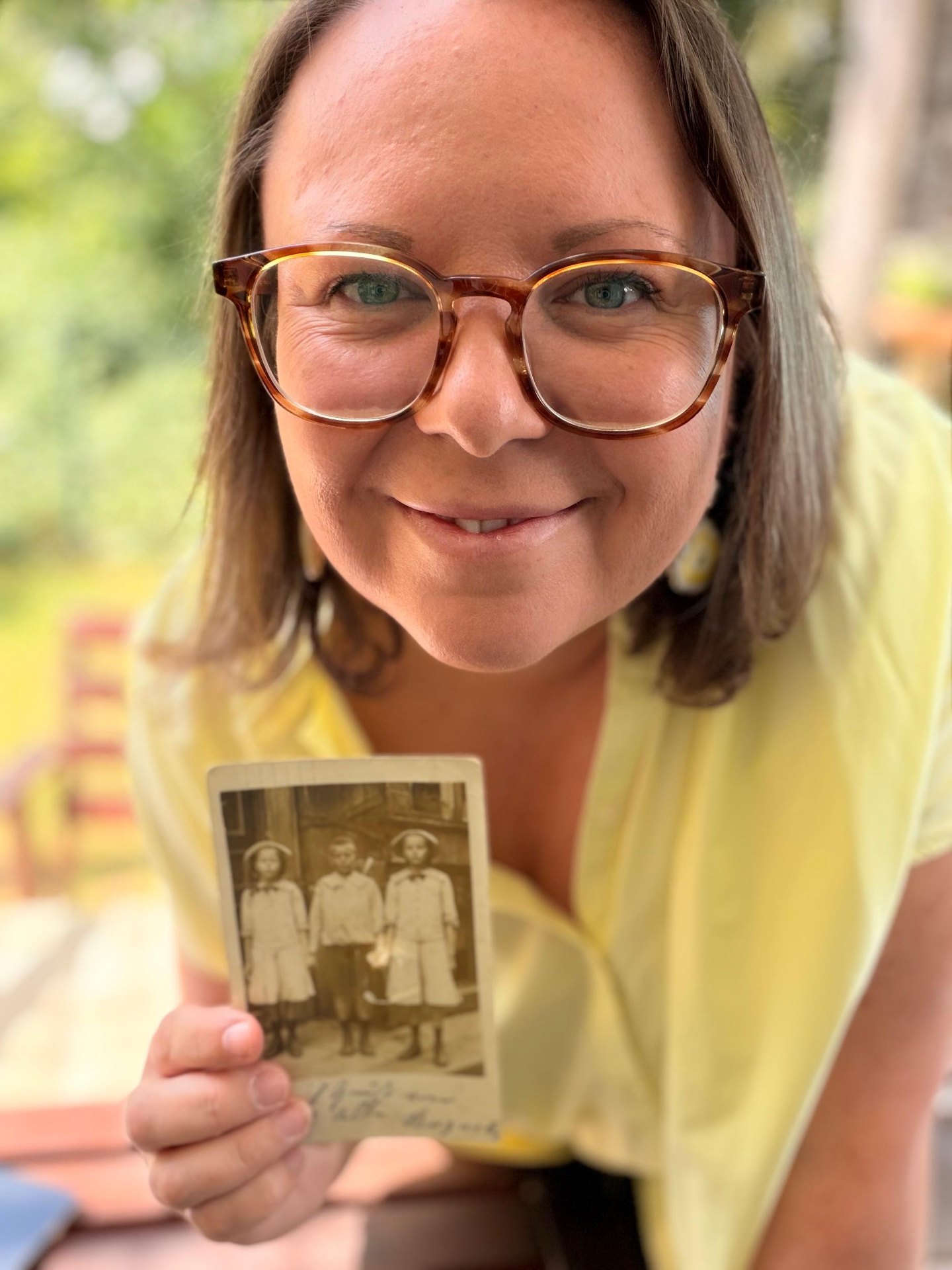 Christine Buckenmaier hält ein altes Familienfoto in die Kamera